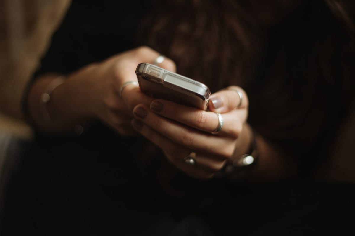 Illustration : 9 personnes sur 10 ont un smartphone : les téléservices communaux doivent passer au mobile-first