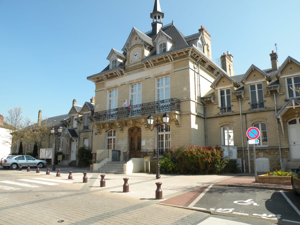 Hôtel de ville de Cergy, Val-d'Oise — siège de la Communauté CapDémat à proximité directe de Devoto