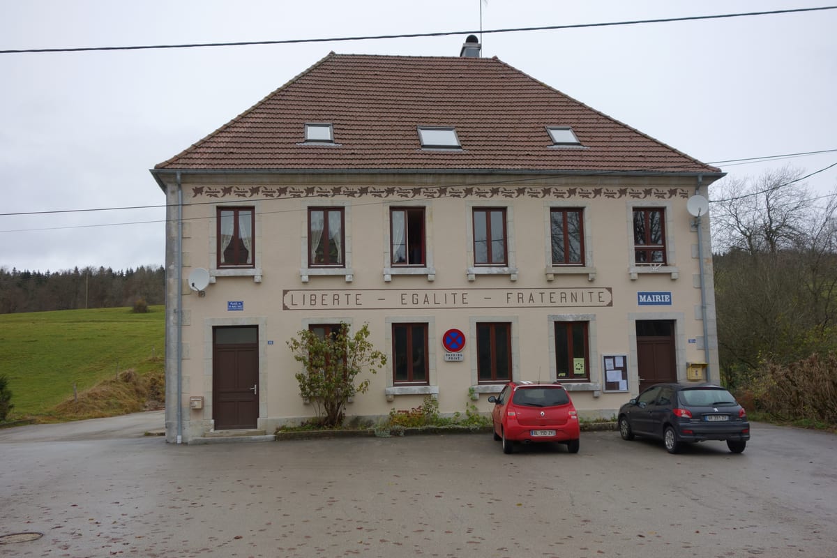 Mairie d'une petite commune française — illustration du segment cible de Devoto